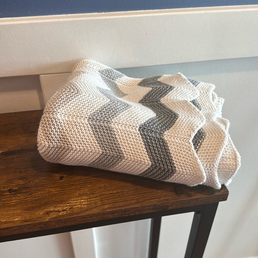 New Silver Cloud Unisex Baby Blanket/Shawl Gray and White Chevron Pattern